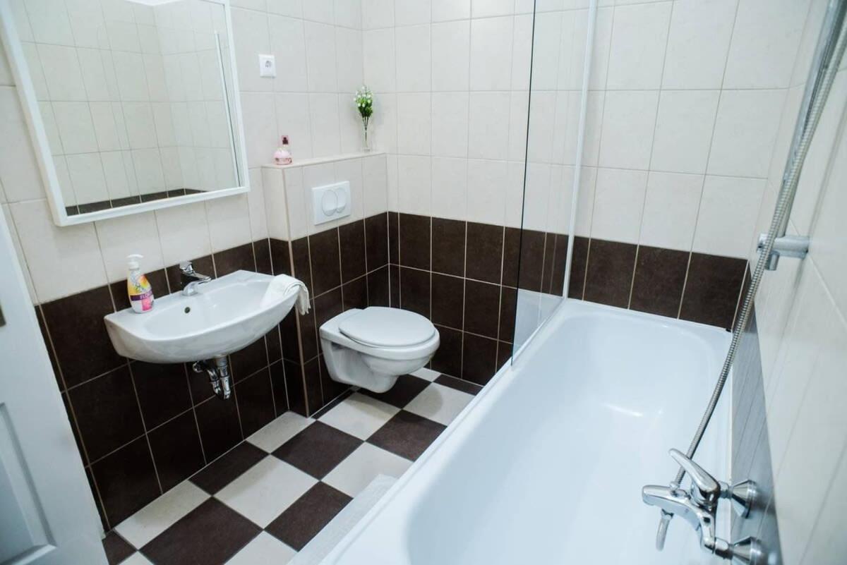 Very Central Spacious Ac Apartment Boedapest Buitenkant foto